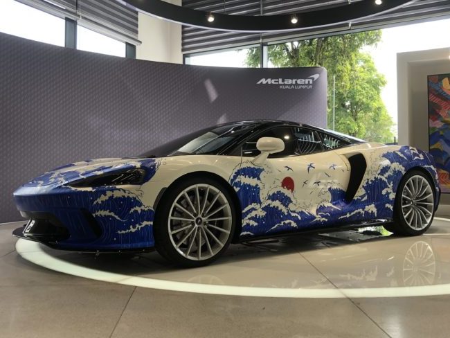Lukisan porcelain hasil karya Karwai Chan menyerlahkan keunikan sebuah McLaren GT. - Foto oleh Engear