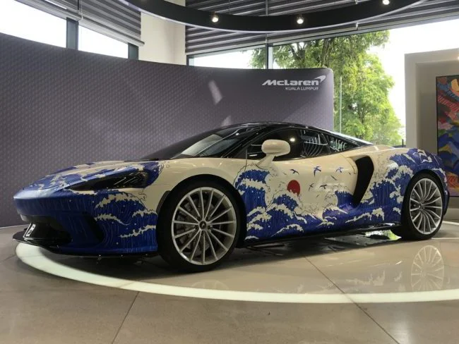 Lukisan porcelain hasil karya Karwai Chan menyerlahkan keunikan sebuah McLaren GT. - Foto oleh Engear