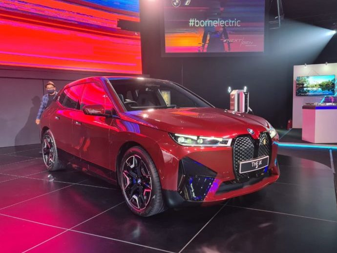 BMW iX menjadi penanda aras baharu bagi kenderaan elektrik di negara ini. - Foto oleh Engear