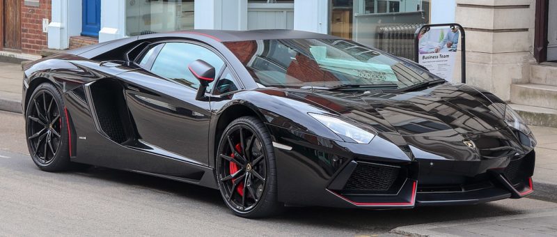 Lamborghini Aventador LP700-4 Pirelli Edition antara 'kegilaan' ramai peminat kereta. - Foto ihsan Wikipedia
