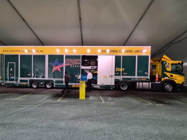 Starrtrek Carriers Sdn Bhd menawarkan perkhidmatan pengangkutan membawa kenderaan dengan jaminan keselamatan tinggi. - Foto oleh Engear