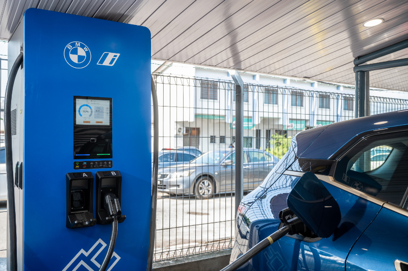 BMW antara jenama yang serius dalam kempen penggunaan kenderaan elektrik (EV) di Malaysia. - Foto hiasan ihsan BMW