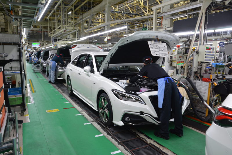 Petugas Toyota Motor sedang melakukan pemasangan kenderaan. - Foto fail ihsan Toyota
