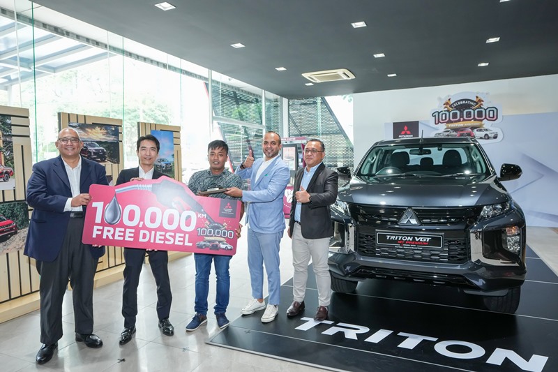 100,000th Triton Handover. From MMM, COO, Ilham Helmi, CEO, Shinya Ikeda, Triton’s 100,000th Customer, Muhammad Faerus and from EON Berhad, CEO, Akkbar Danial and COO, Shamsul Haq