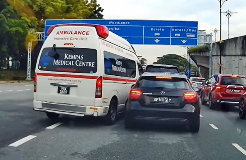 Mercedes Singapura Halang Ambulans