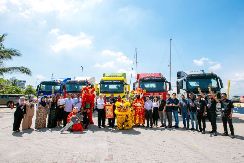 Five hauliers, including four first-time customers, took delivery of the New MAN TGS with Euro V engines