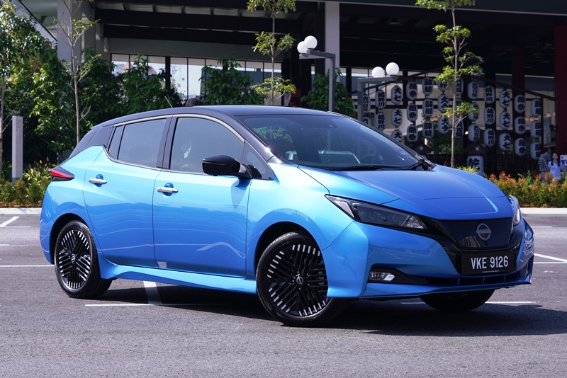 New Nissan LEAF_Vivid Blue Body with Super Black Roof