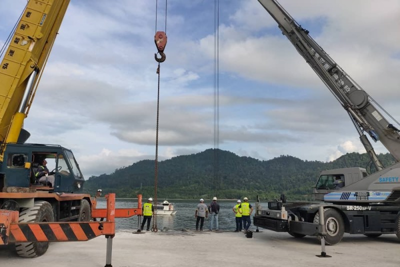 Pemandu lemas lori jatuh laut
