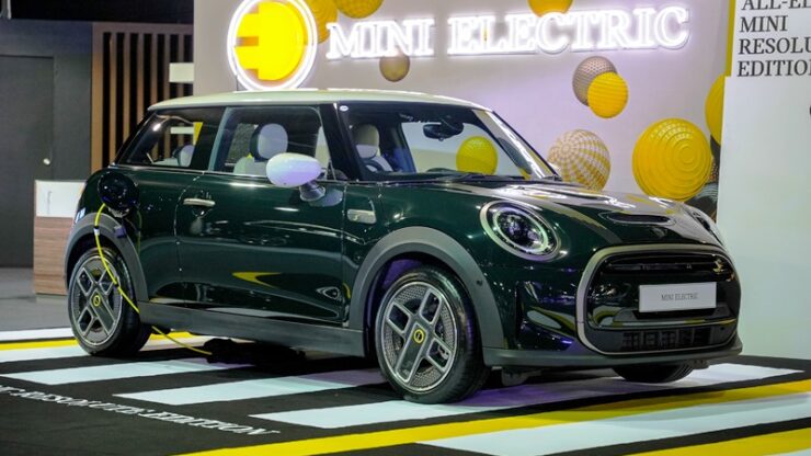 02. The New MINI Electric Resolute Edition