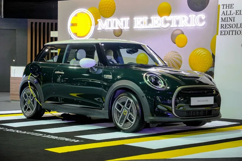 02. The New MINI Electric Resolute Edition