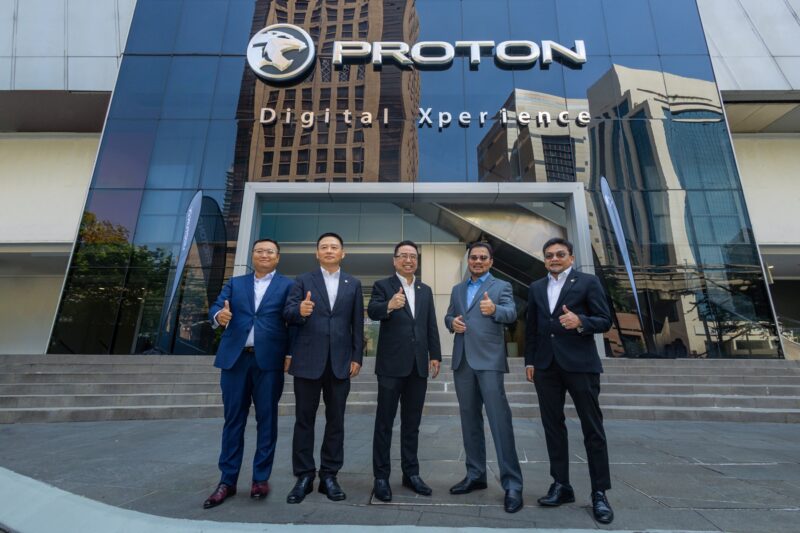 05 The Guest of Honour and representatives from ACO Tech and PROTON in front of PROTON DX facade