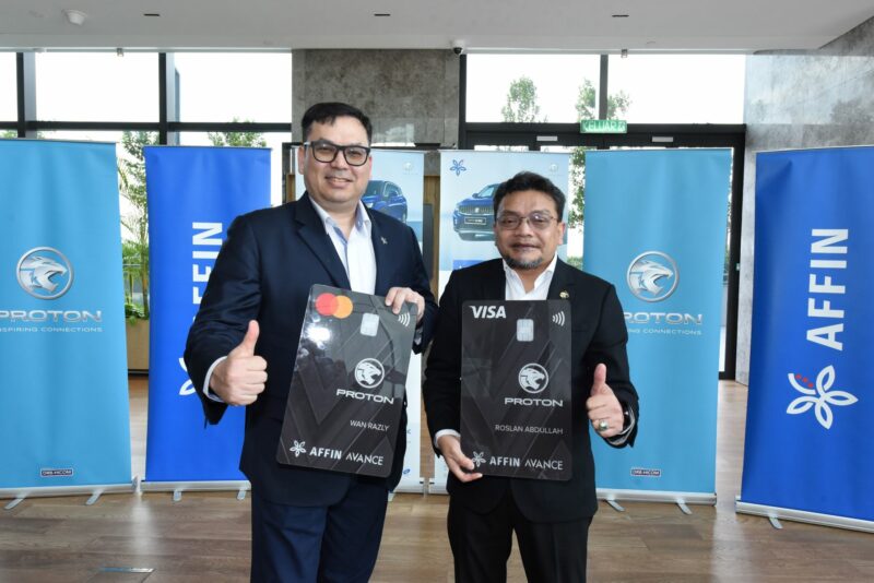 From left, Datuk Wan Razly Abdullahi launches the AFFIN AVANCE PROTON Affiliate Card together with Roslan Abdullah