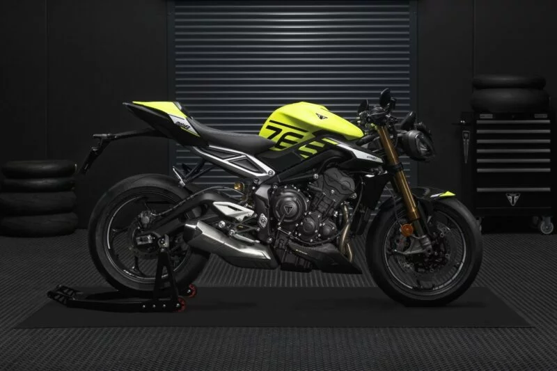 Triumph_MY23_Street_Triple_Moto2_Edition_Static_01