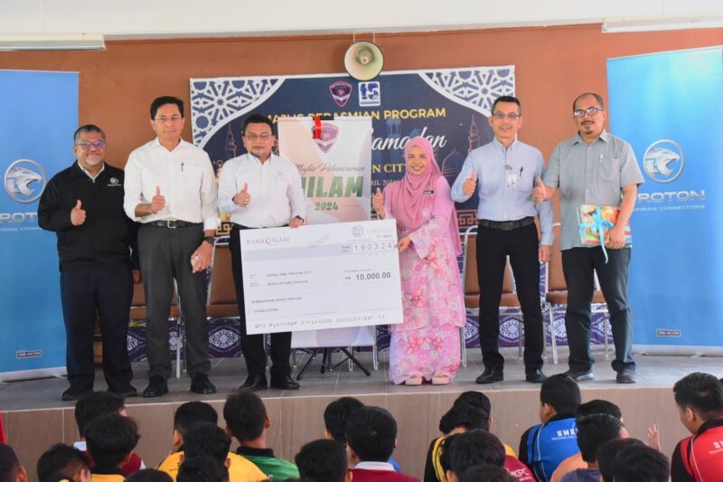 Cheque presentation to SMK Proton City