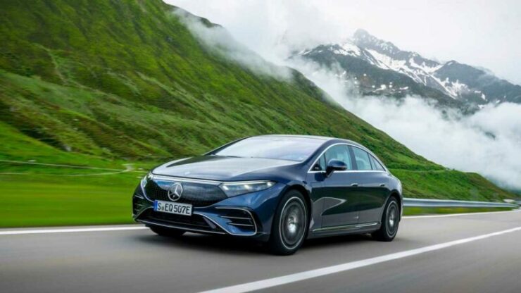 2022-mercedes-benz-eqs-450-exterior-front-quarter