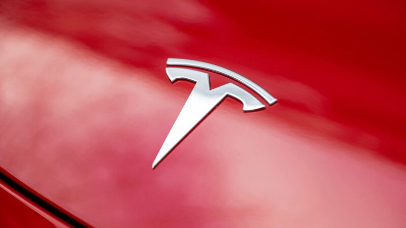 logo-embleme-in-schwarz-fur-das-tesla-model-3-855902