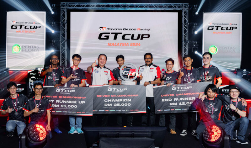 1. Champion Taj Aiman (centre) flanked by Mohd Shamsor (left) and Datuk Ravindran K (right) from UMW Toyota, joined by other finalists