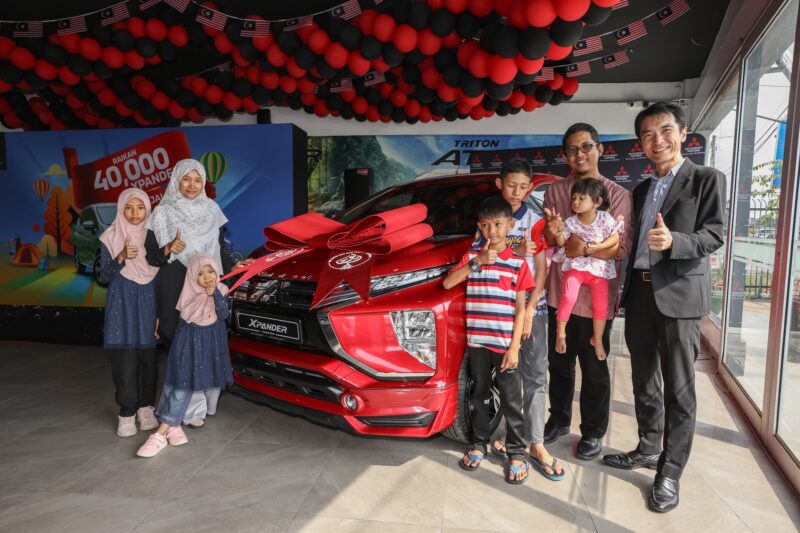 The XPANDER’s 40,000th Owner, Puan Zaty Ewany together with her family and CEO of MMM, Mr. Ikeda