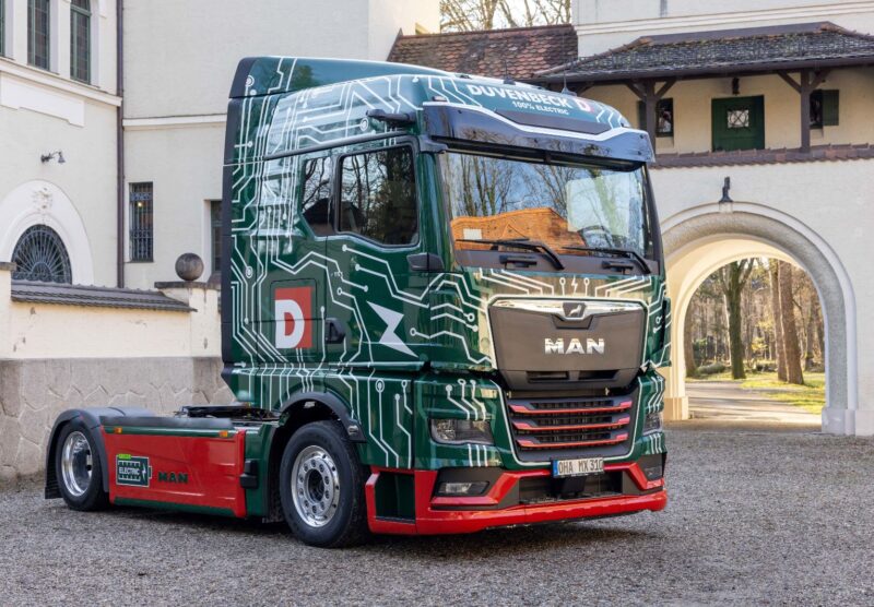 The Ultra Low Liner eTruck MAN eTGX is perfectly suited for use in automotive logistics and offers a range of around 500km